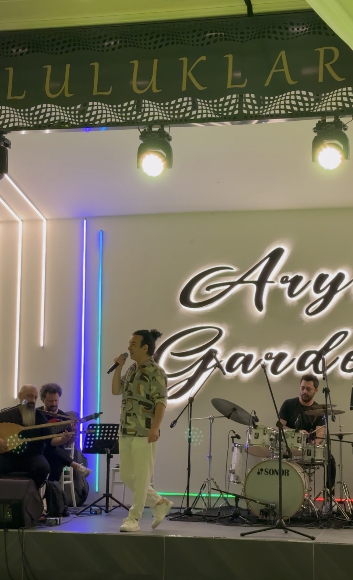 Sahnemizde canlı performans — Tuluklar gecesi
