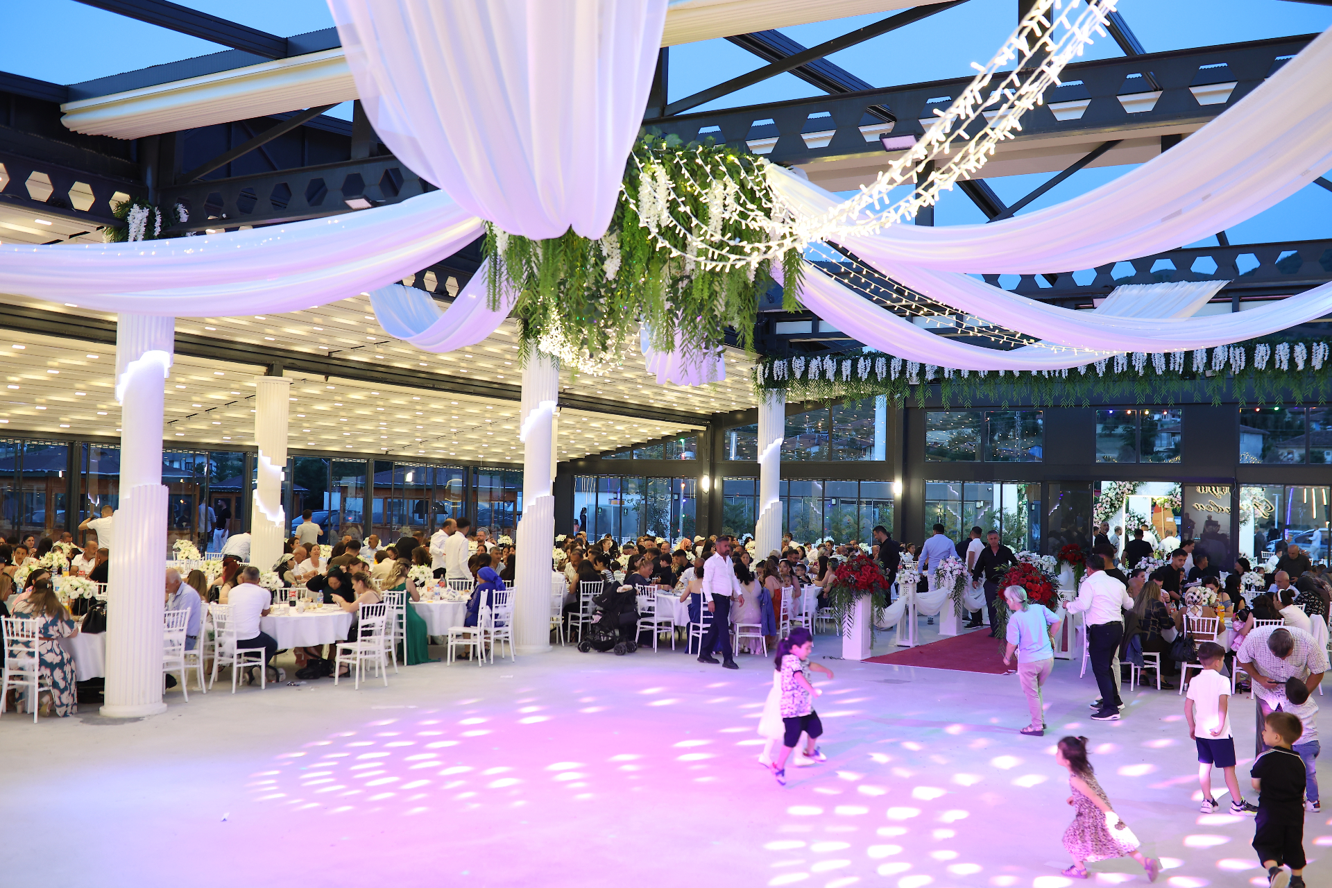 Pergola tavan altı dans pisti ve sütunlar