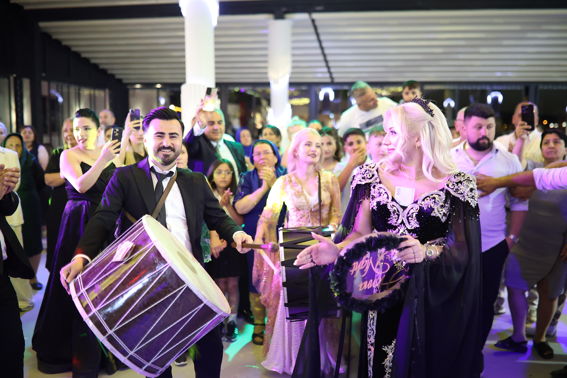 Davul zurna eşliğinde gelin alayı
