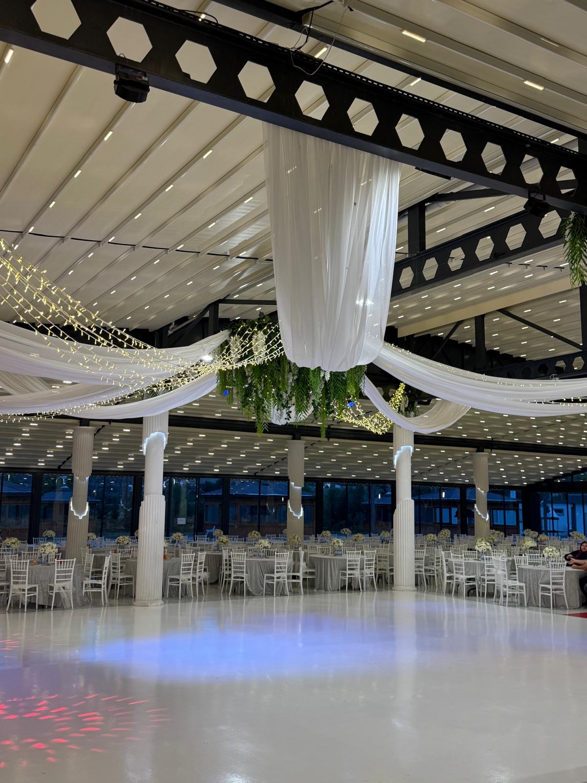 Beyaz tüller ve sarkıt aydınlatma ile salon